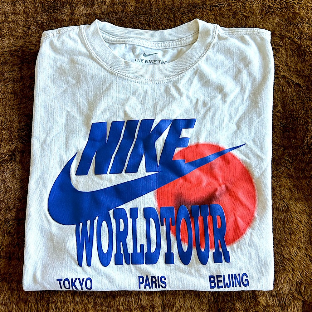 Nike Sportswear World Tour Tee Size S